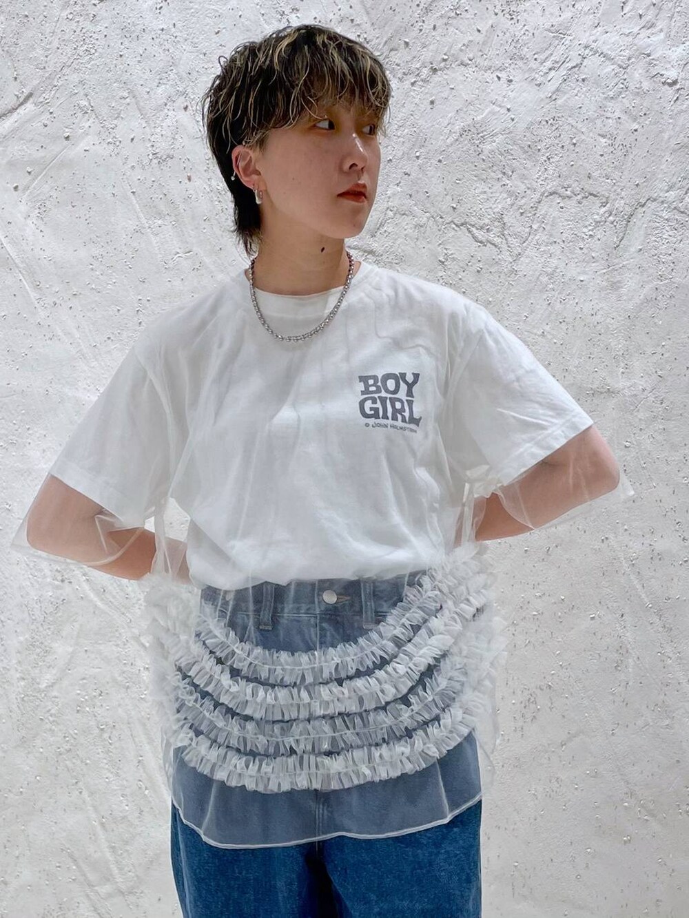 ホワイト系のTシャツ/カットソー、ブルー系のデニムパンツ、ホワイト系のシャツ/ブラウスを着用したレディースの夏コーディネートの6枚目の写真