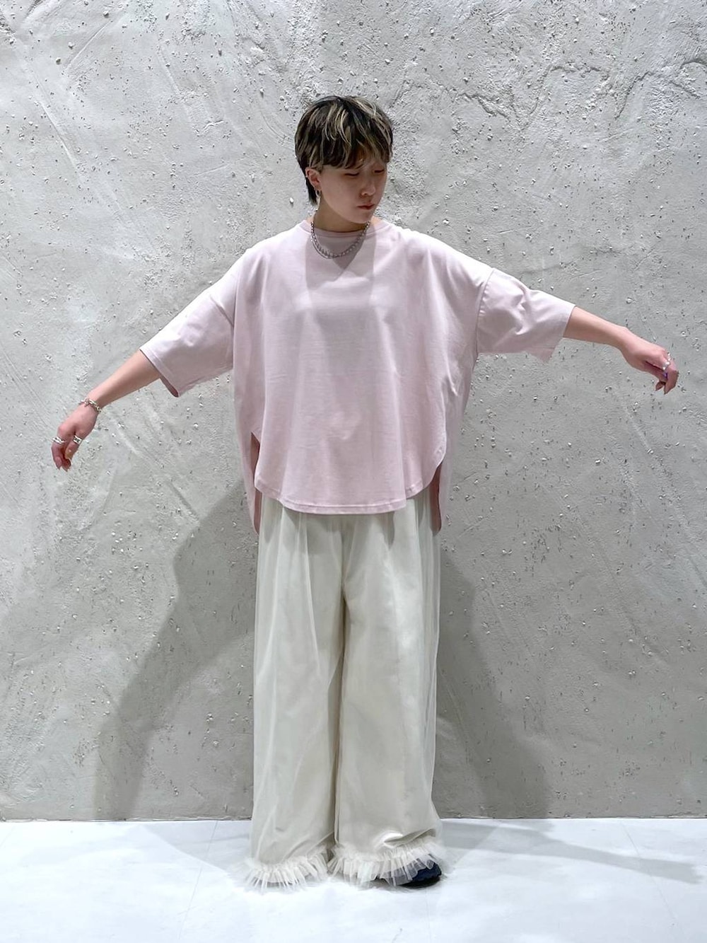 ベージュ系のその他パンツ、ピンク系のTシャツ/カットソー、ホワイト系のその他パンツを着用したレディースの春コーディネートの5枚目の写真