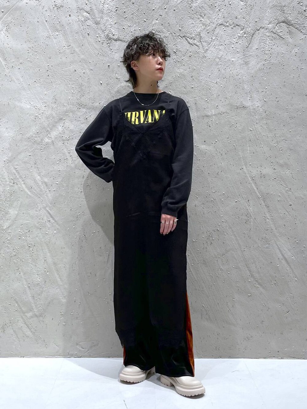 ブラック系のその他パンツ、ホワイト系のその他シューズ、グレー系のTシャツ/カットソーを着用したレディースの秋コーディネートの5枚目の写真