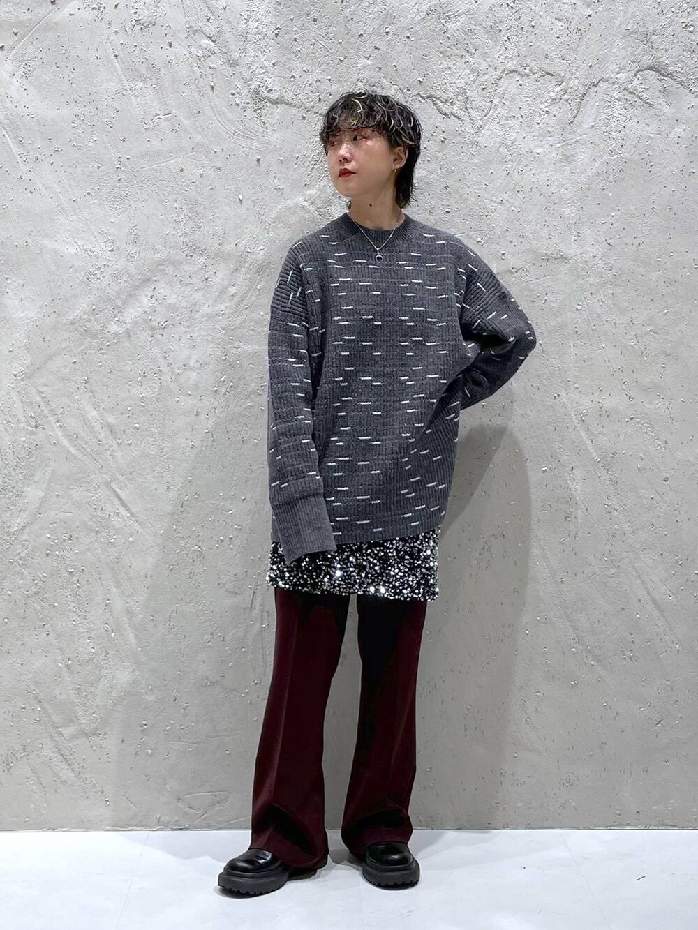 ブラウン系のその他パンツ、シルバー系のスカート、グレー系のニット/セーターを着用したレディースの秋コーディネートの5枚目の写真