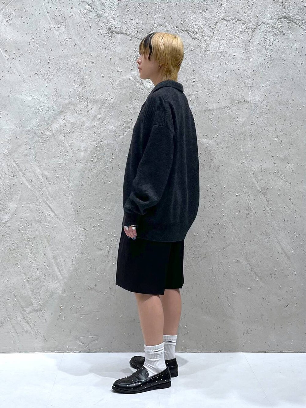 ブラック系のその他パンツ、ブラック系のローファー、グレー系のニット/セーターを着用したレディースの秋コーディネートの2枚目の写真