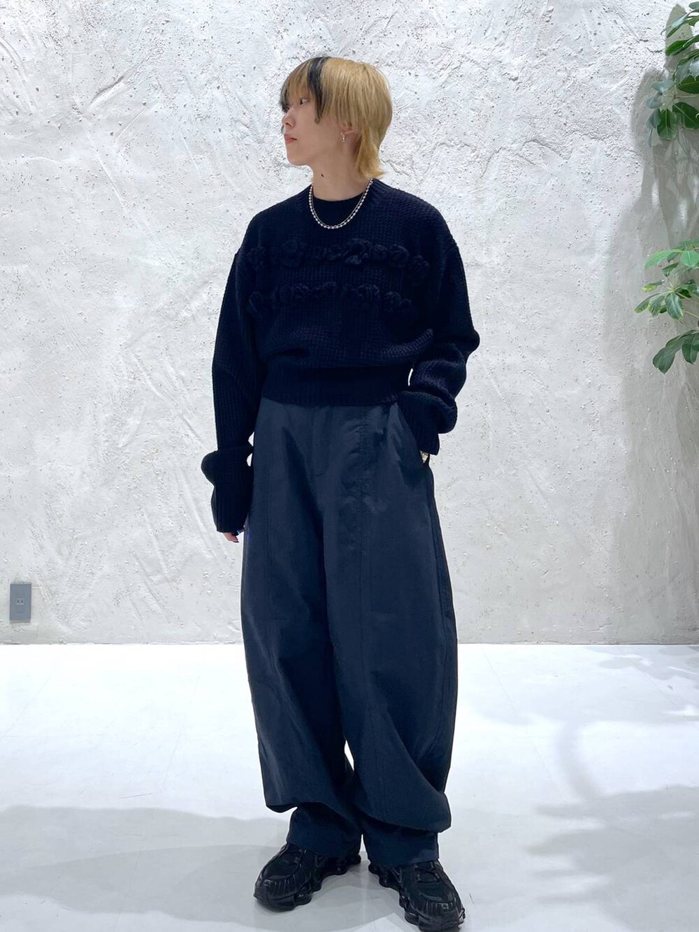 ブルー系のその他パンツ、ブルー系のニット/セーターを着用したレディースの秋コーディネートの5枚目の写真