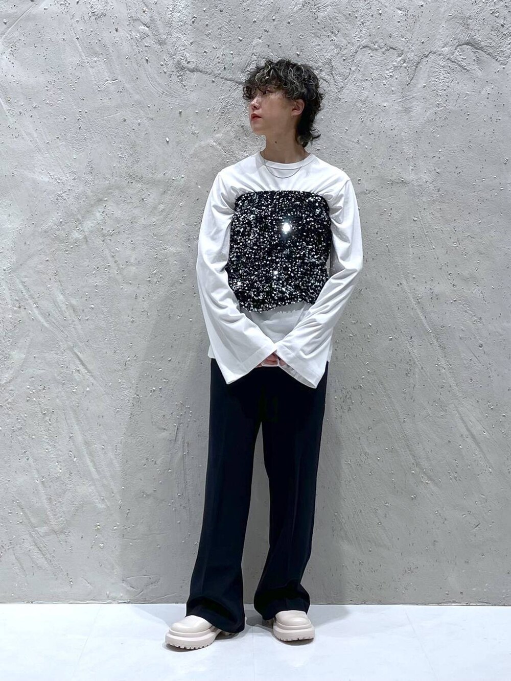 ホワイト系のTシャツ/カットソー、ホワイト系のその他シューズ、シルバー系のスカートを着用したレディースの秋コーディネートの5枚目の写真