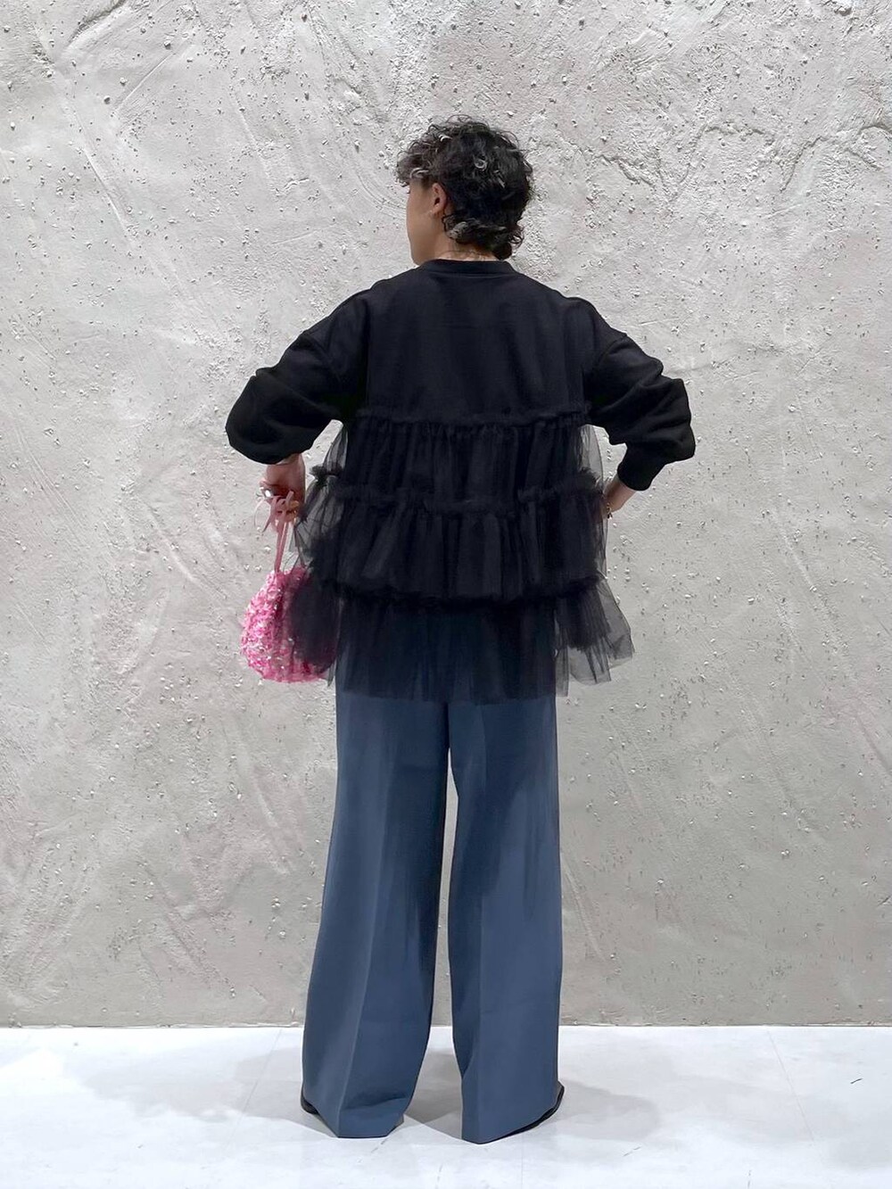 ブラック系のパンプス、ブルー系のその他パンツ、ピンク系のショルダーバッグを着用したレディースの秋コーディネートの3枚目の写真