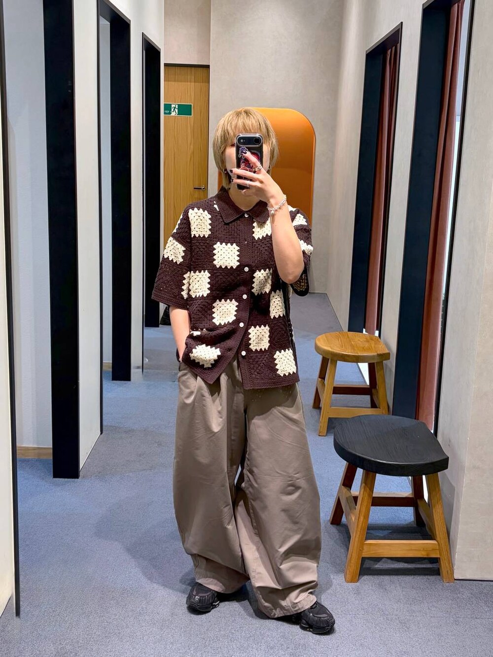 ベージュ系のデニムパンツ、ブラウン系のシャツ/ブラウスを着用したレディースの夏コーディネートの5枚目の写真