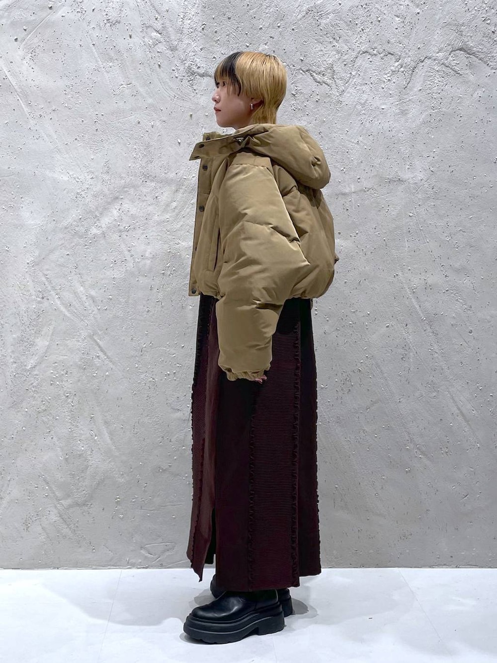 ブラウン系のワンピース、ブラウン系のダウンジャケット/コートを着用したレディースの秋コーディネートの2枚目の写真