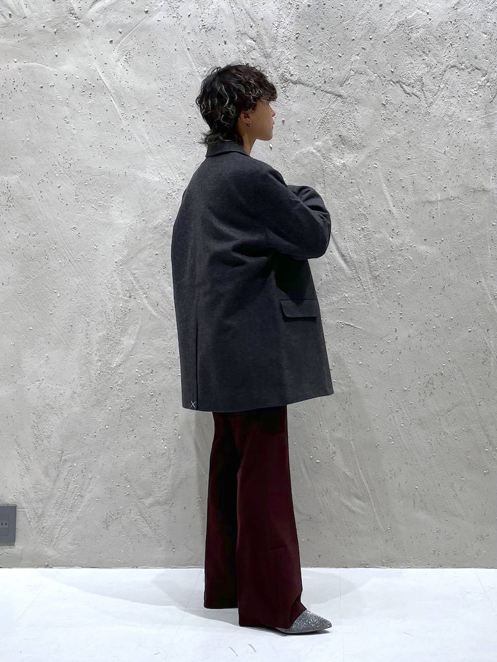 シルバー系のブーツ、グレー系のその他アウター、ピンク系のスウェットを着用したレディースの秋コーディネートの4枚目の写真