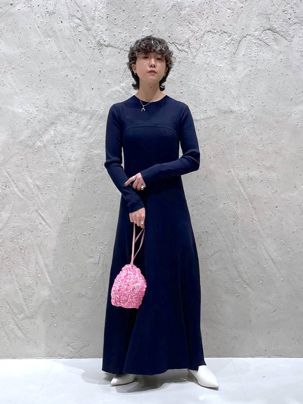 ホワイト系のブーツ、ブルー系のワンピース、ピンク系のショルダーバッグを着用したレディースの冬コーディネートの5枚目の写真