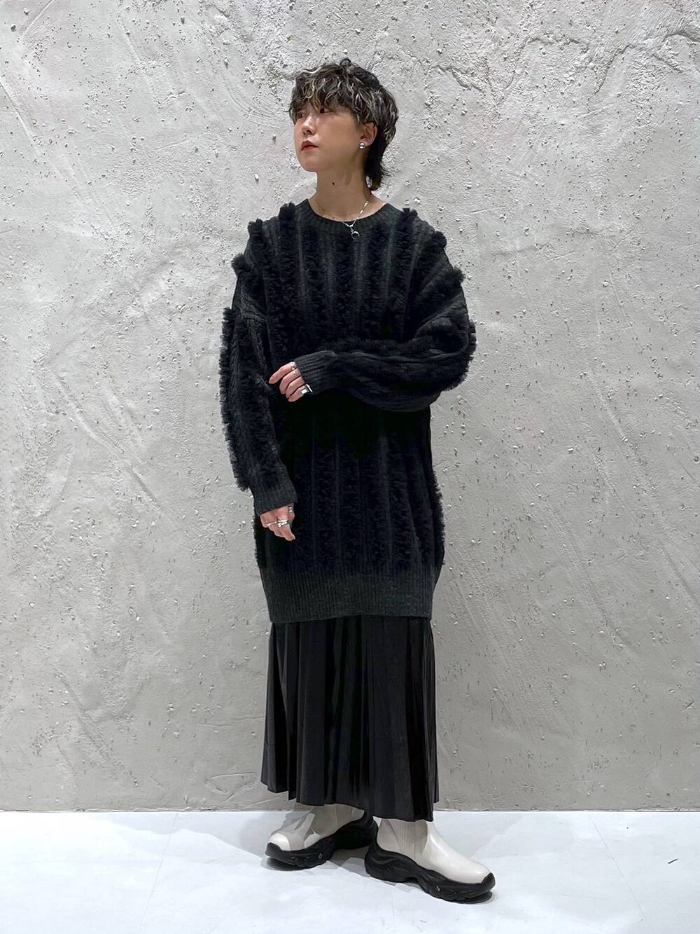 ブラック系のスカート、グレー系のワンピース、ホワイト系のブーツを着用したレディースの秋コーディネートの5枚目の写真