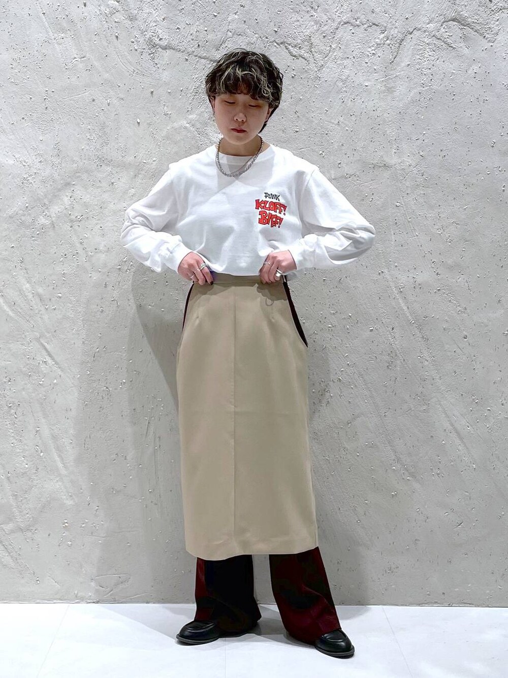 ベージュ系のスカート、ブラウン系のその他パンツ、ホワイト系のTシャツ/カットソーを着用したレディースの春コーディネートの5枚目の写真