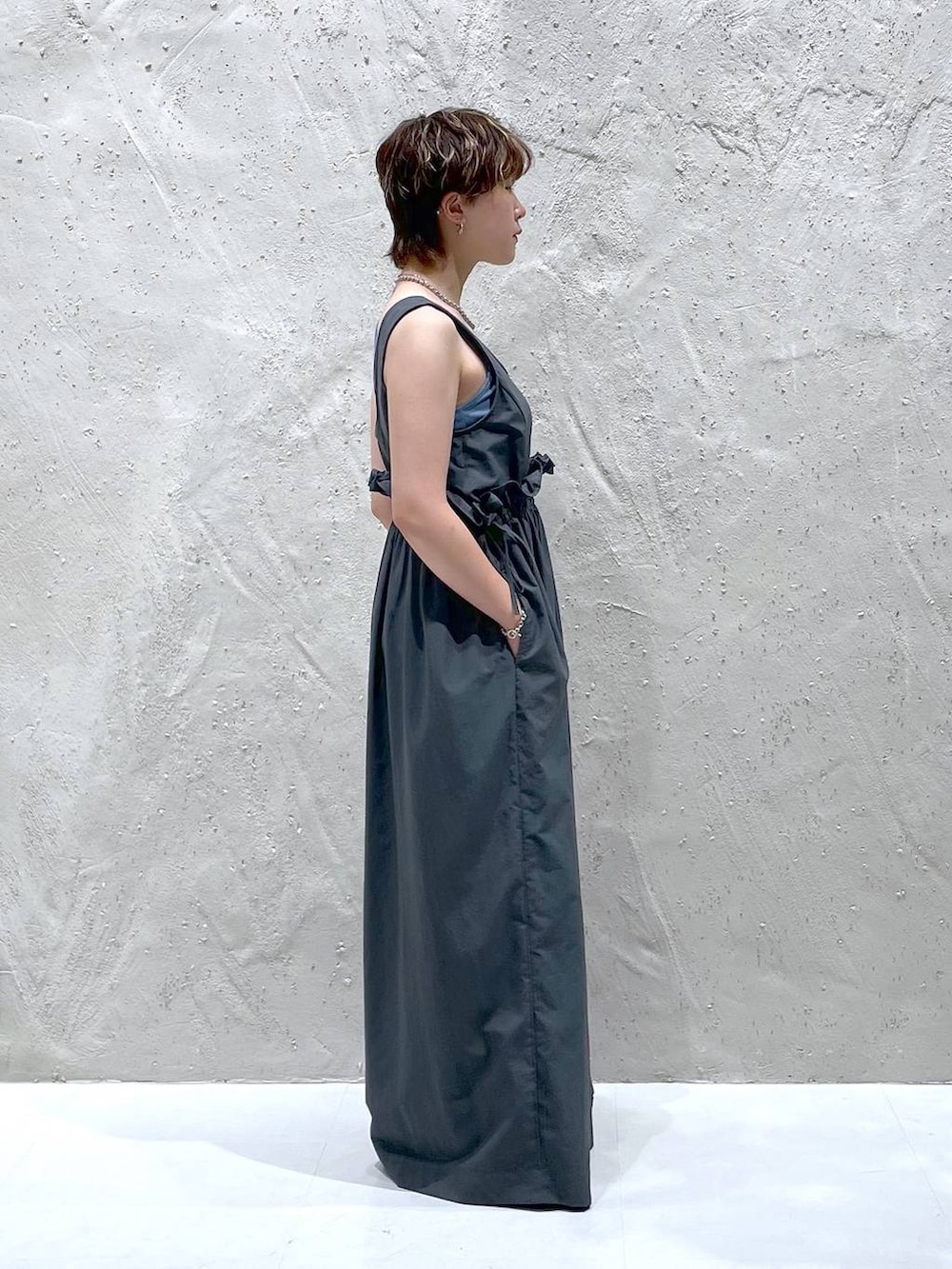 ブラック系のスニーカー、グレー系のワンピースを着用したレディースの夏コーディネートの4枚目の写真