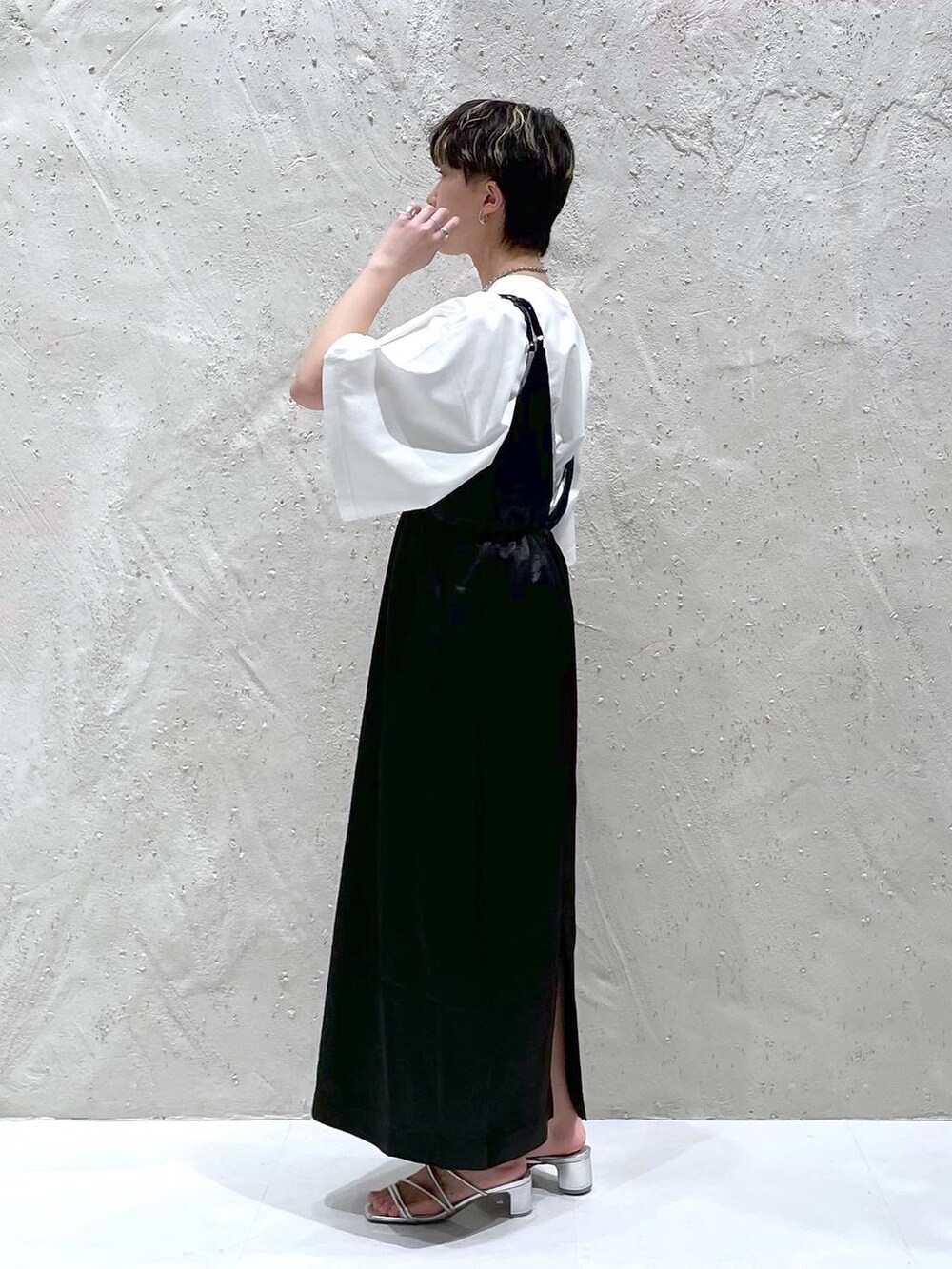 シルバー系のサンダル、ホワイト系のTシャツ/カットソー、ブラック系のワンピースを着用したレディースの春コーディネートの6枚目の写真