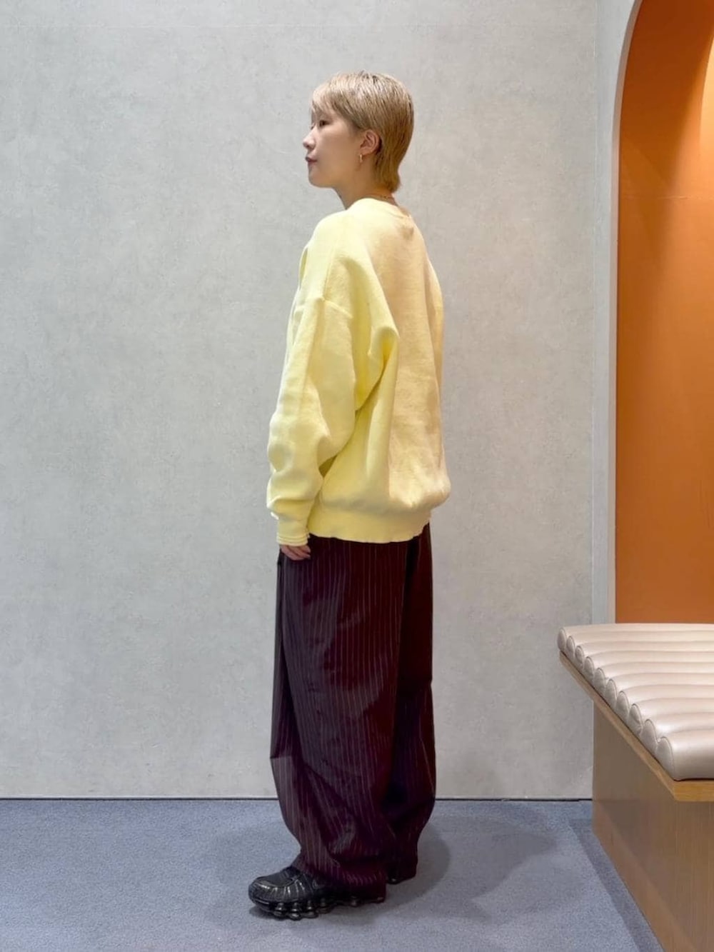 ブラウン系のその他パンツ、イエロー系のニット/セーターを着用したレディースの春コーディネートの2枚目の写真