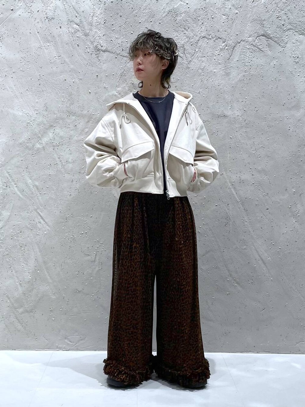 ホワイト系のブルゾン、その他のその他パンツ、グレー系のTシャツ/カットソーを着用したレディースの春コーディネートの4枚目の写真