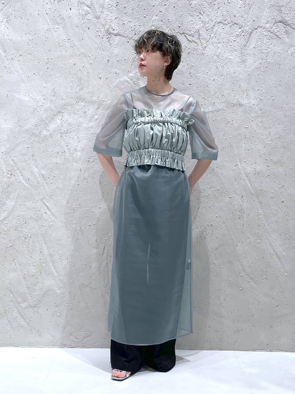 ブラック系のその他パンツ、グリーン系のワンピース、シルバー系のサンダルを着用したレディースの春コーディネートの5枚目の写真