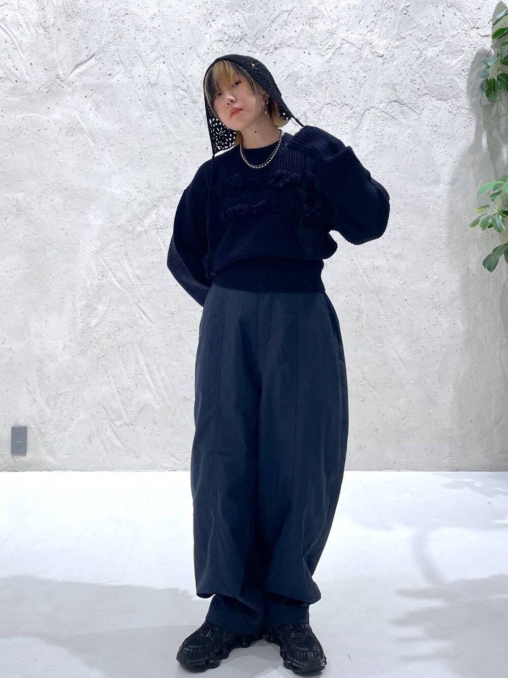 ブラック系のニットキャップ/ビーニーを着用したレディースの秋コーディネートの2枚目の写真