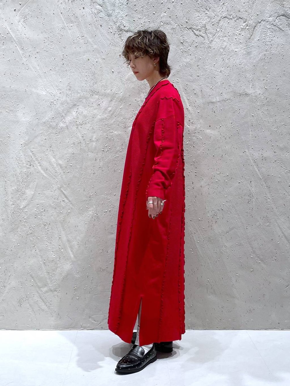 ブラック系のローファー、レッド系のワンピースを着用したレディースの秋コーディネートの4枚目の写真