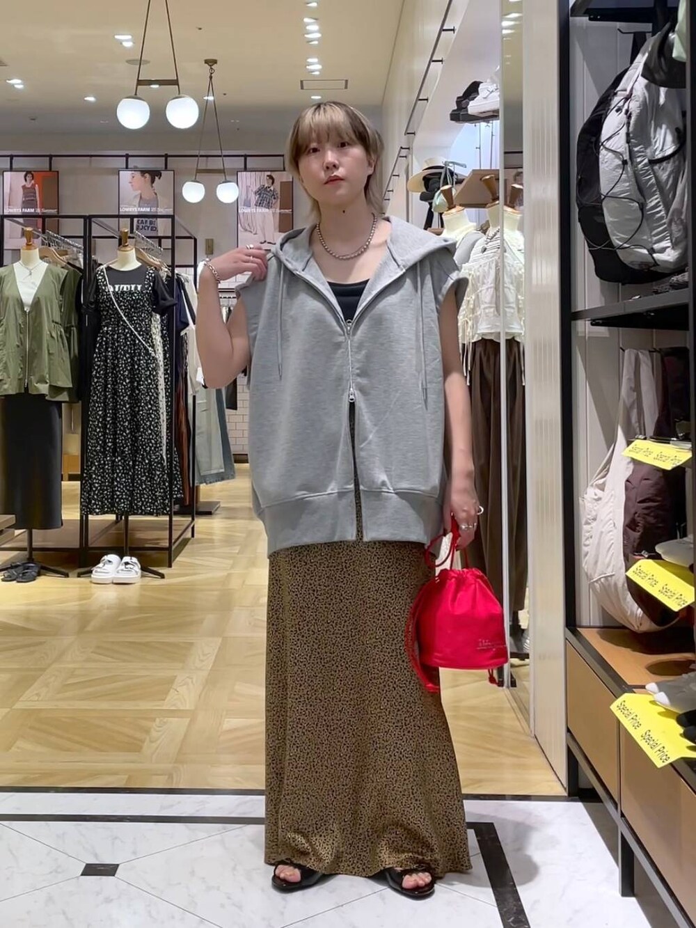 その他のスカート、ブラック系のサンダル、レッド系のショルダーバッグを着用したレディースの夏コーディネートの4枚目の写真