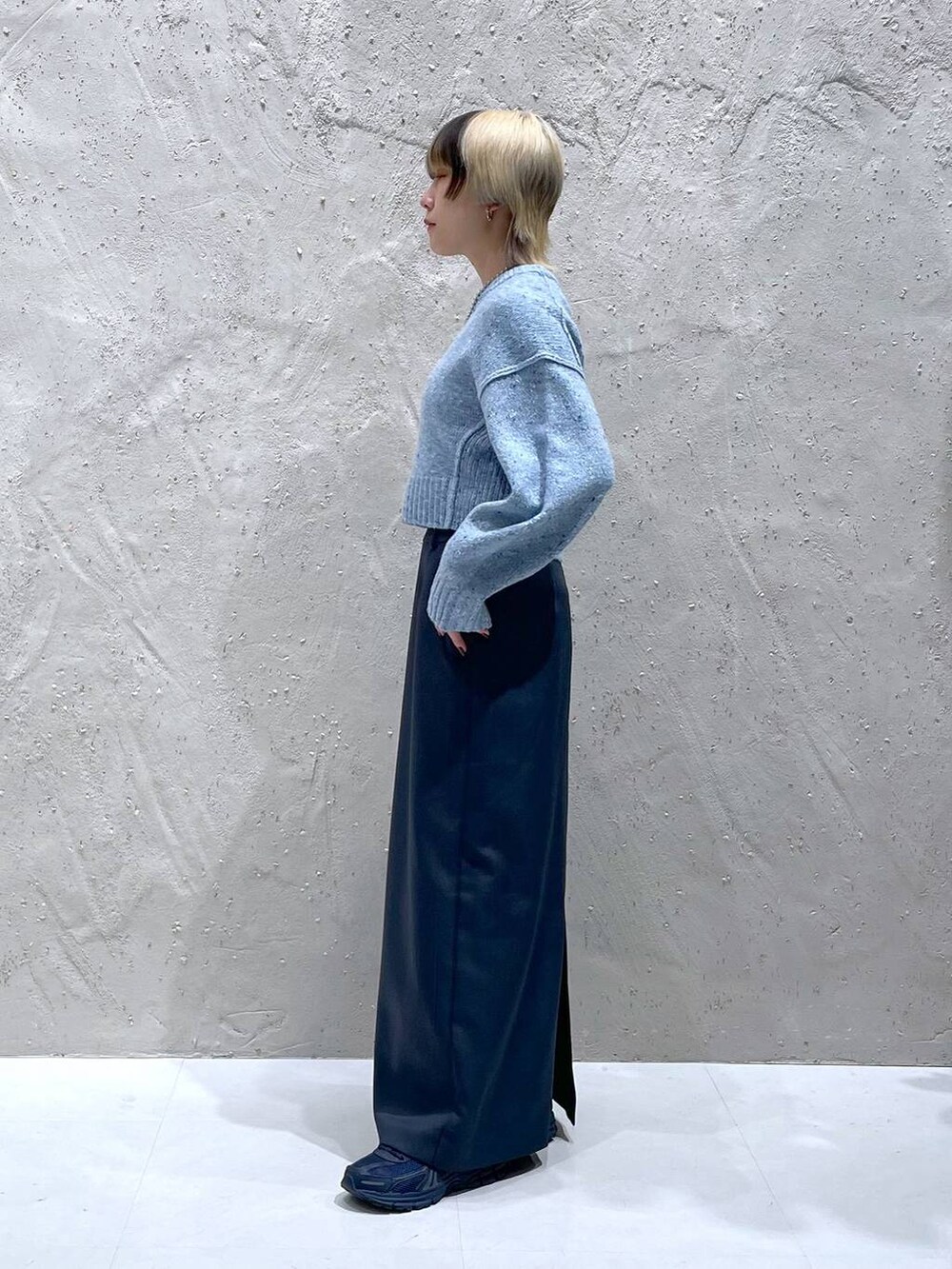 ブルー系のニット/セーター、グリーン系のスカートを着用したレディースの冬コーディネートの2枚目の写真