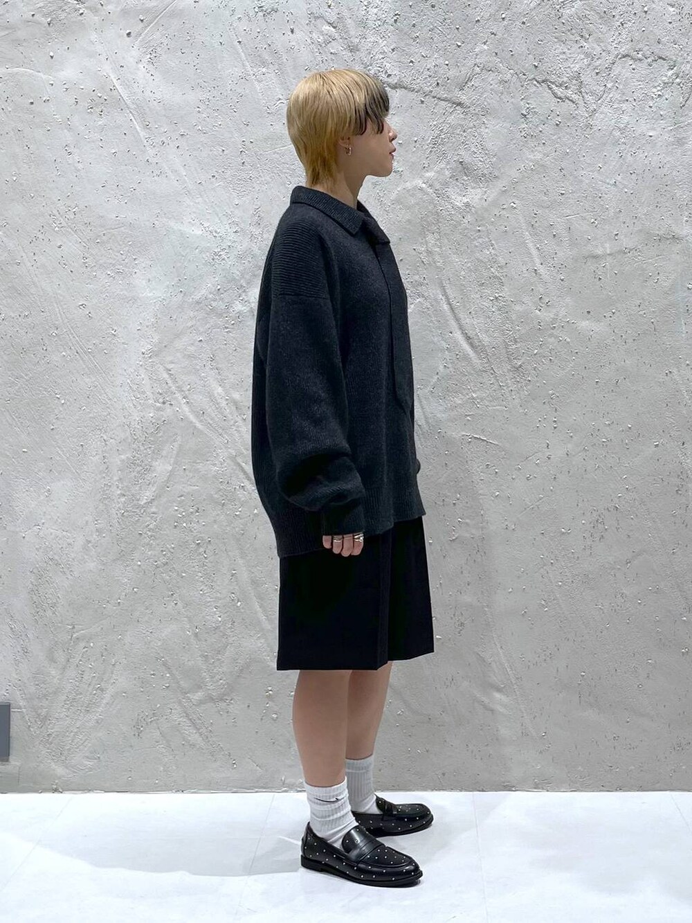 ブラック系のその他パンツ、ブラック系のローファー、グレー系のニット/セーターを着用したレディースの秋コーディネートの4枚目の写真