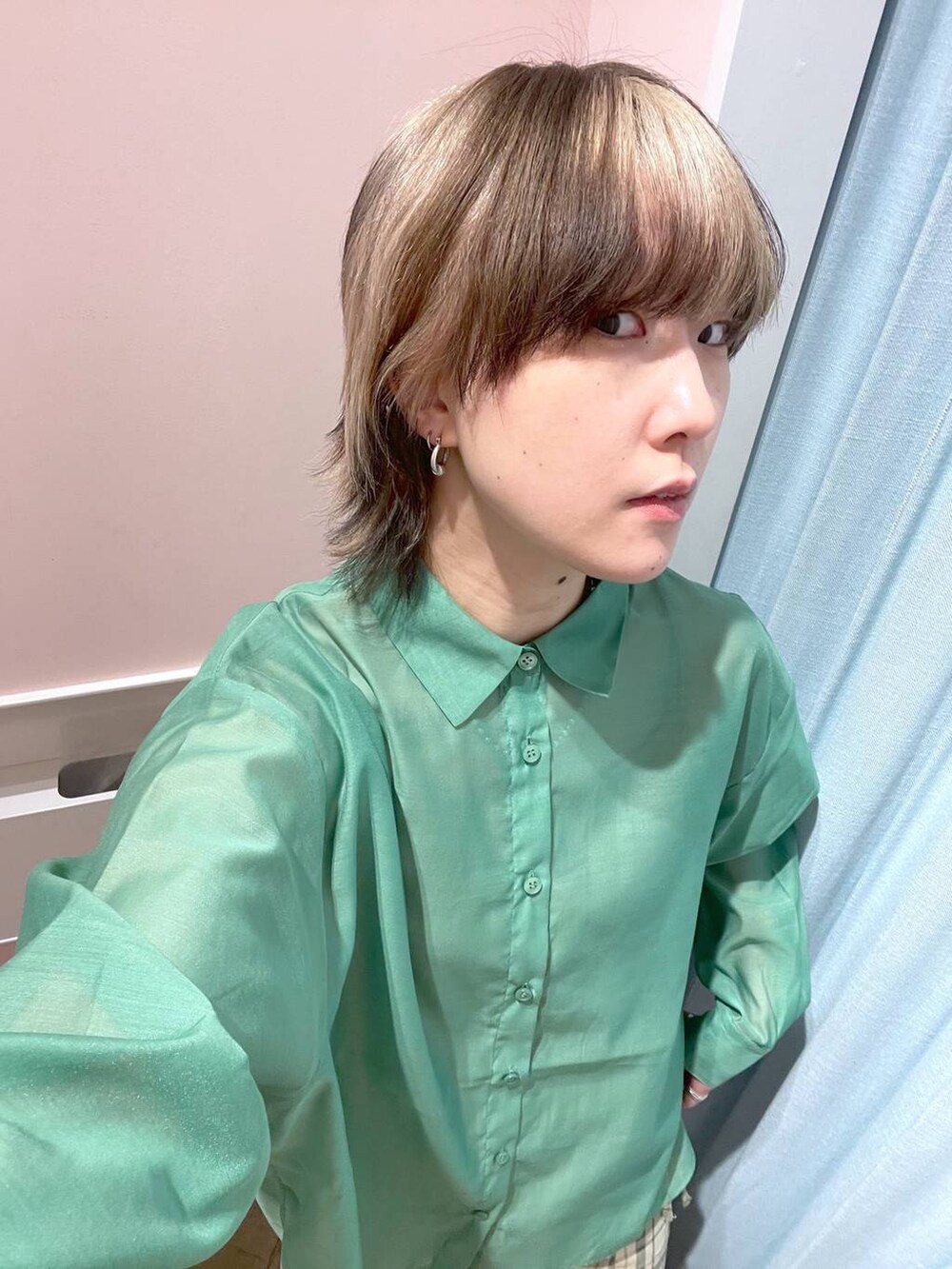 グリーン系のシャツ/ブラウス、ブラウン系のスニーカー、グリーン系のスカートを着用したレディースの春コーディネートの3枚目の写真