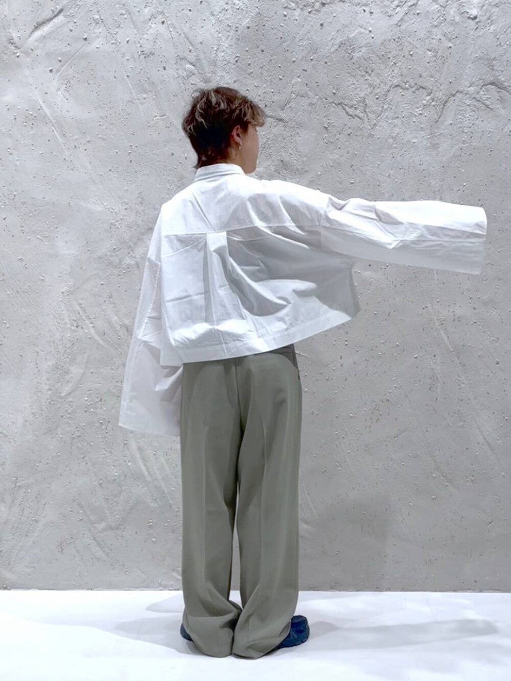 グリーン系のスラックス、ホワイト系のシャツ/ブラウスを着用したレディースの夏コーディネートの3枚目の写真