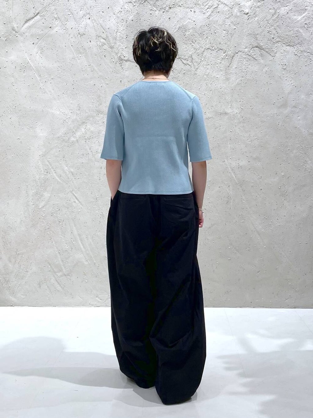 ブルー系のカーディガン/ボレロ、ブラック系のその他パンツを着用したレディースの春コーディネートの3枚目の写真