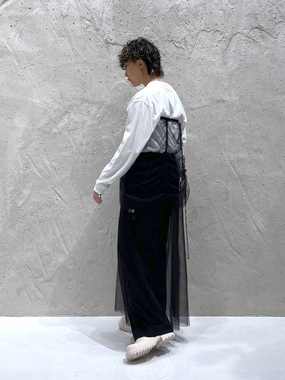 ホワイト系のその他シューズ、ブラック系のその他パンツ、ブラック系のスカートを着用したレディースの秋コーディネートの4枚目の写真