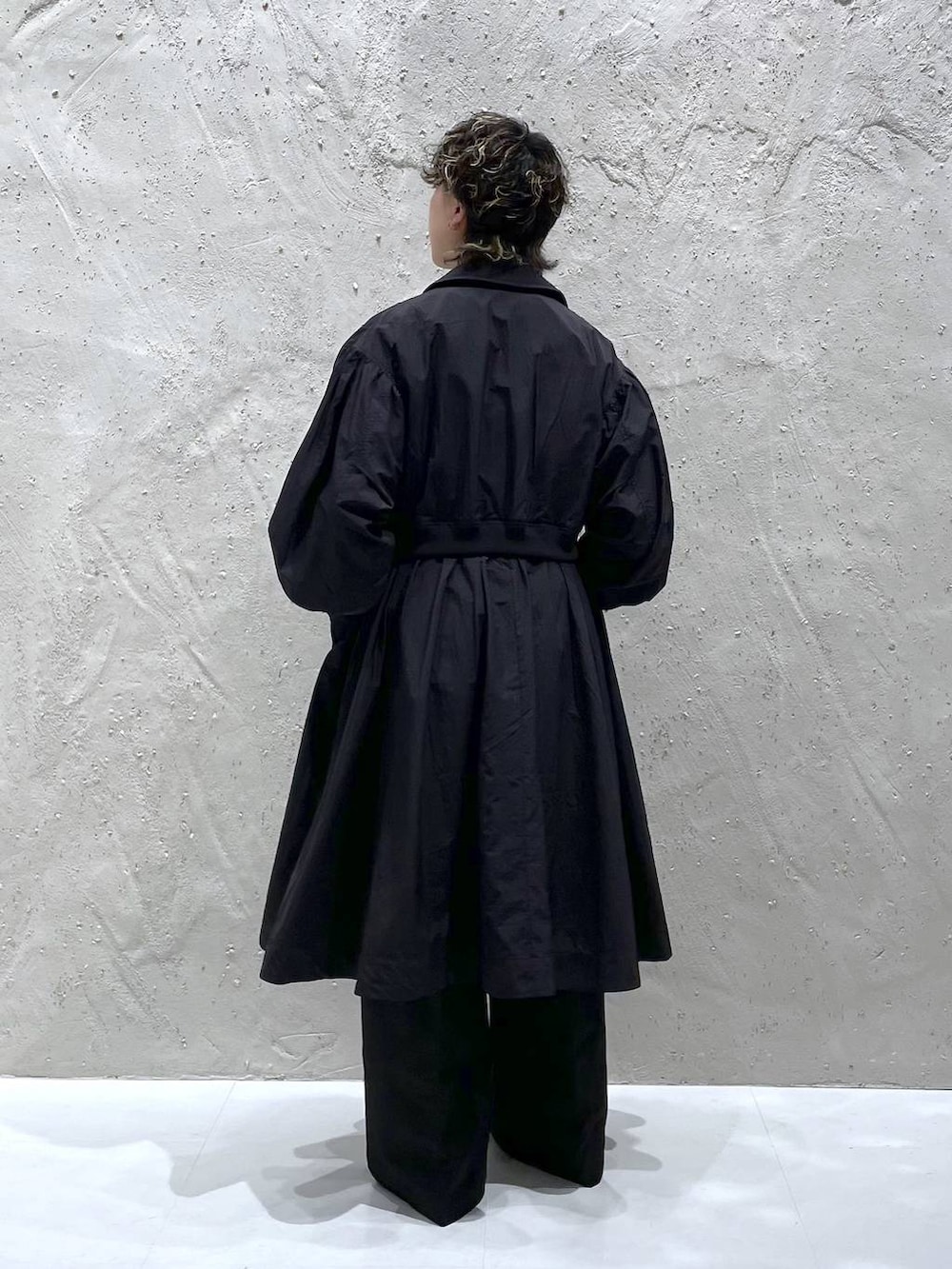 ブラック系のブルゾン、ブラック系のブーツ、ブルー系のTシャツ/カットソーを着用したレディースの冬コーディネートの3枚目の写真