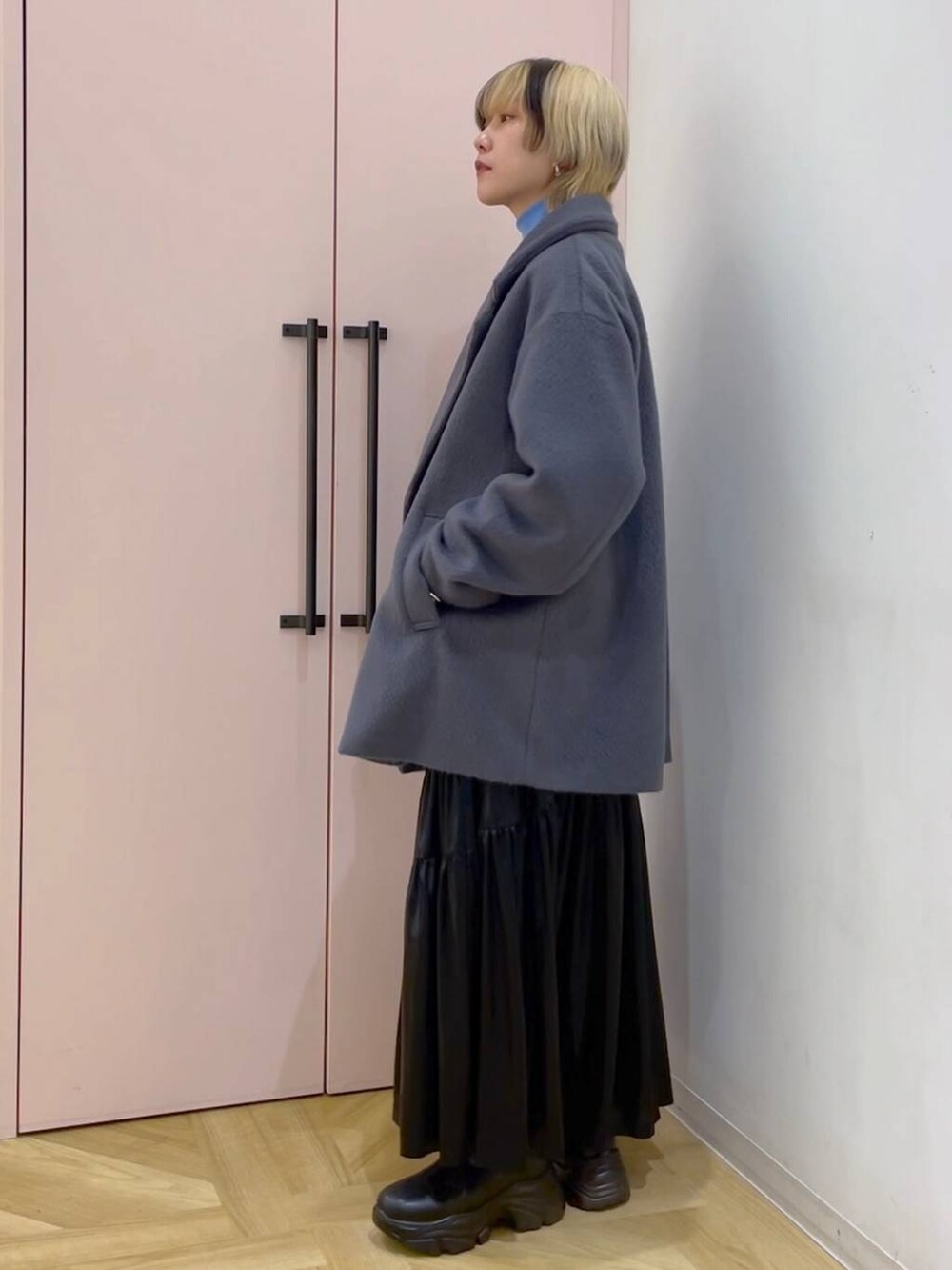 ブラック系のブーツ、グレー系のスウェット、ブルー系のTシャツ/カットソーを着用したレディースの冬コーディネートの2枚目の写真