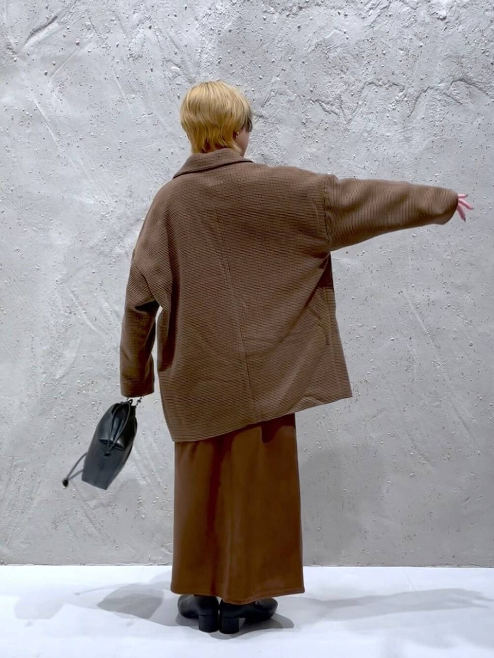 その他のテーラードジャケット、ブラック系のショルダーバッグ、ブラック系のブーツを着用したレディースの秋コーディネートの3枚目の写真