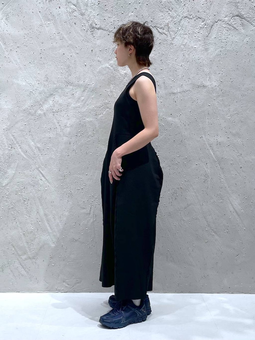 ブラック系のワンピースを着用したレディースの夏コーディネートの2枚目の写真