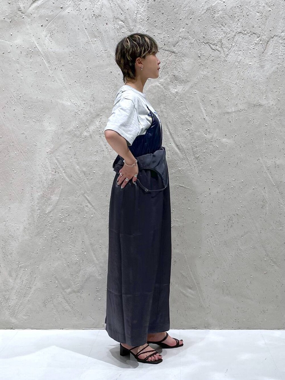 ブラック系のサンダル、グレー系のワンピース、グレー系のTシャツ/カットソーを着用したレディースの夏コーディネートの7枚目の写真