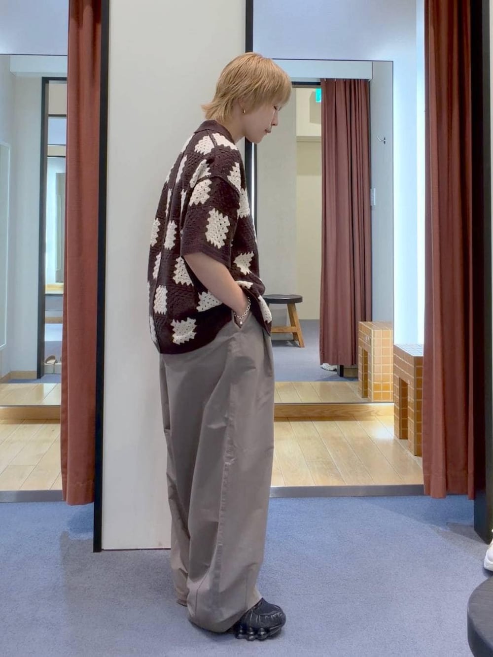 ベージュ系のデニムパンツ、ブラウン系のシャツ/ブラウスを着用したレディースの夏コーディネートの2枚目の写真
