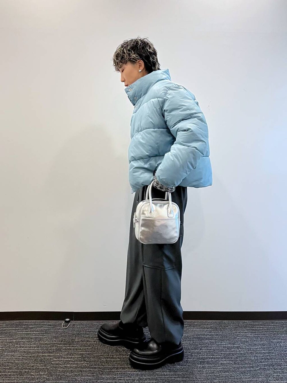 ブルー系のニット/セーター、ブルー系のブルゾン、ブラック系のブーツを着用したレディースの冬コーディネートの2枚目の写真