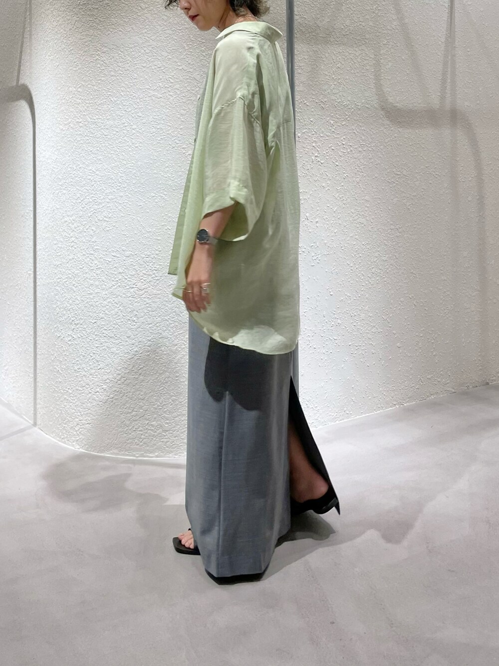 イエロー系のシャツ/ブラウス、グレー系のワンピースを着用したレディースの夏コーディネートの3枚目の写真