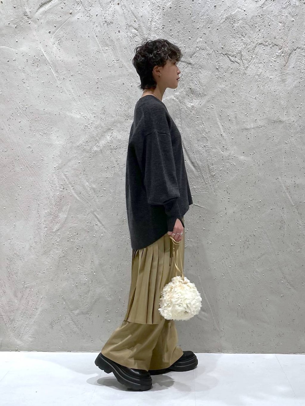 ブラウン系のその他パンツ、ブラック系のブーツ、グレー系のニット/セーターを着用したレディースの冬コーディネートの4枚目の写真