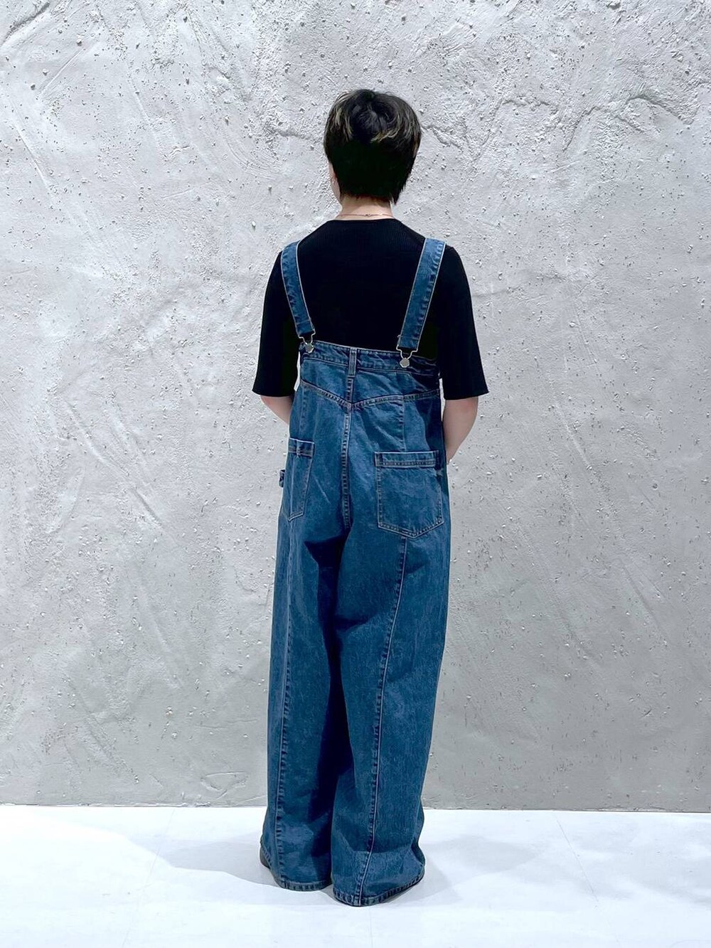 ブラック系のサンダル、ブルー系のデニムパンツ、ブラック系のカーディガン/ボレロを着用したレディースの春コーディネートの3枚目の写真