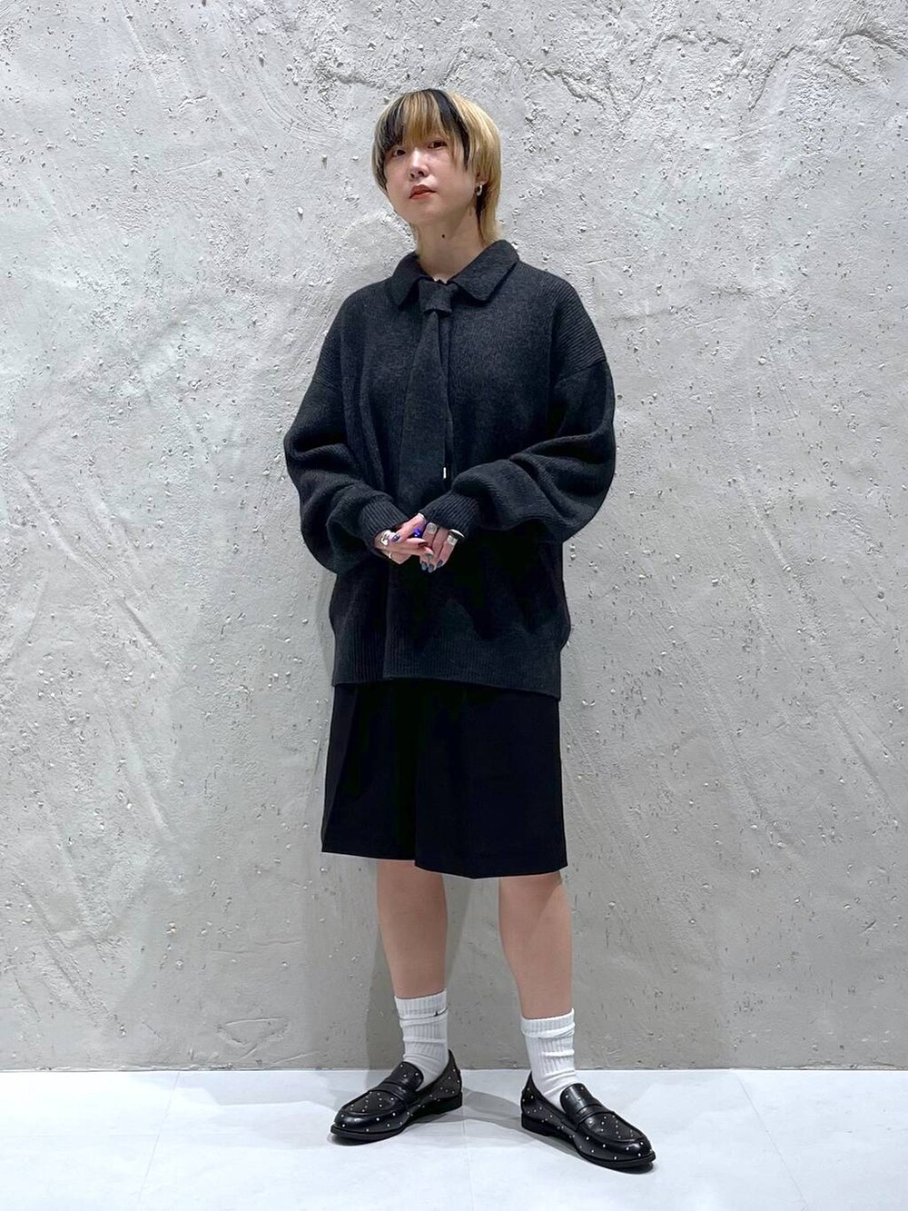 ブラック系のその他パンツ、ブラック系のローファー、グレー系のニット/セーターを着用したレディースの秋コーディネートの5枚目の写真