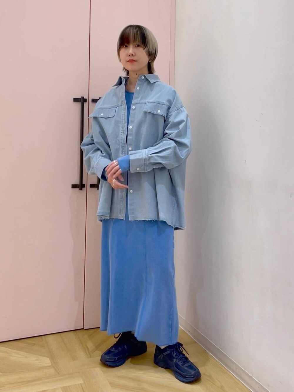 ブルー系のシャツ/ブラウス、ブルー系のワンピースを着用したレディースの冬コーディネートの4枚目の写真