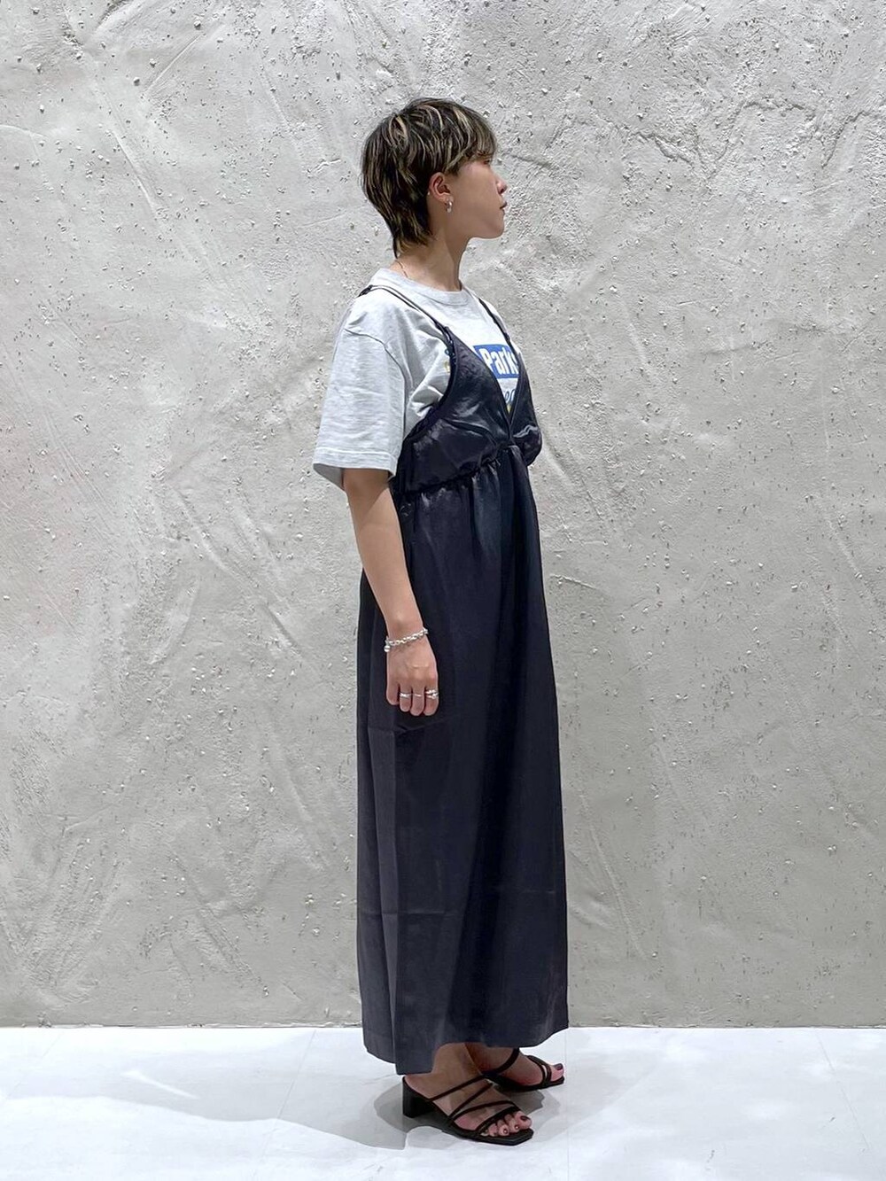 ブラック系のサンダル、グレー系のワンピース、グレー系のTシャツ/カットソーを着用したレディースの夏コーディネートの4枚目の写真