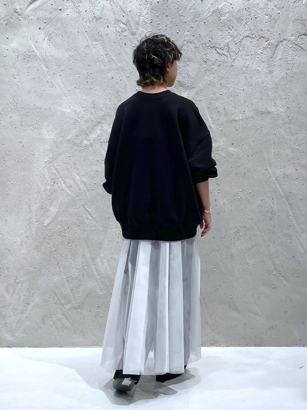 ホワイト系のワンピース、シルバー系のブーツ、ブラック系のその他パンツを着用したレディースの秋コーディネートの3枚目の写真