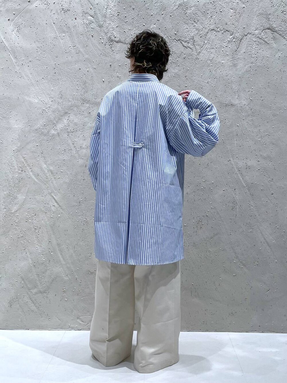 ブルー系のシャツ/ブラウス、ベージュ系のその他パンツを着用したレディースの冬コーディネートの3枚目の写真