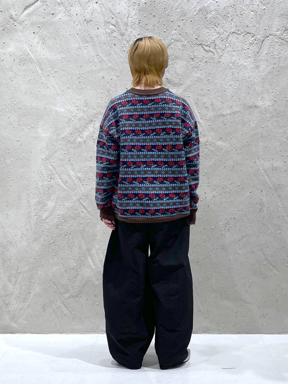 シルバー系のブーツ、ブラック系のその他パンツ、ブラウン系のニット/セーターを着用したレディースの秋コーディネートの3枚目の写真