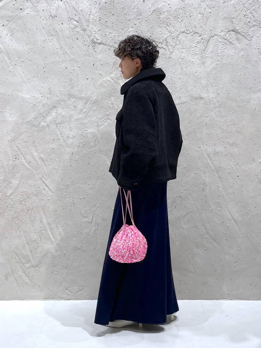 ホワイト系のブーツ、ブルー系のワンピース、ピンク系のショルダーバッグを着用したレディースの冬コーディネートの2枚目の写真