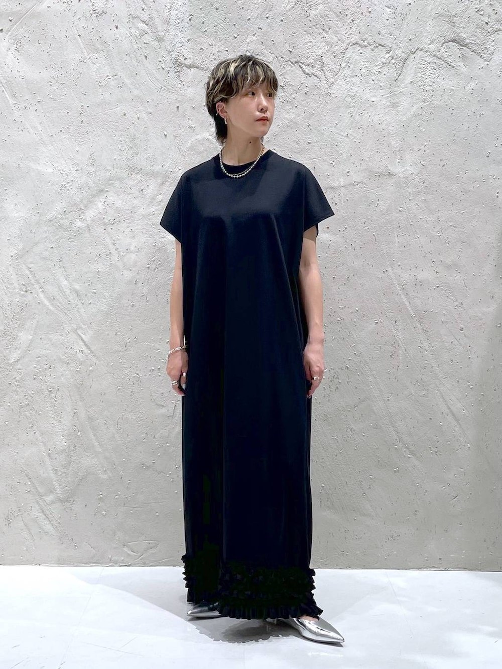 シルバー系のパンプス、ブラック系のワンピースを着用したレディースの夏コーディネートの5枚目の写真