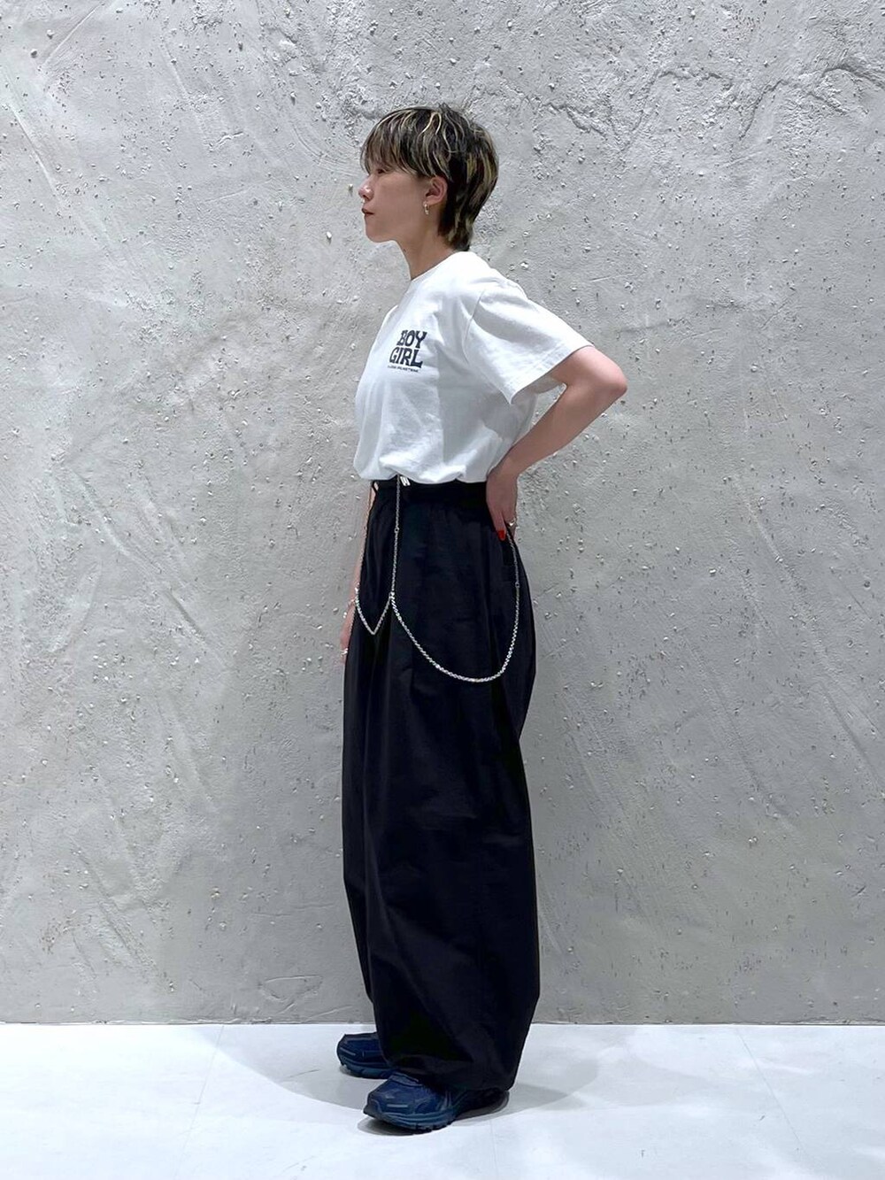 シルバー系のその他トップス、ブラック系のその他パンツ、ホワイト系のTシャツ/カットソーを着用したレディースの夏コーディネートの2枚目の写真