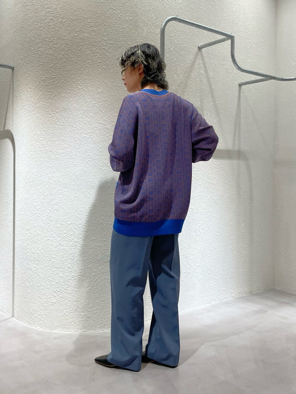 ブルー系のカーディガン/ボレロ、ブルー系のスラックスを着用したレディースの夏コーディネートの3枚目の写真