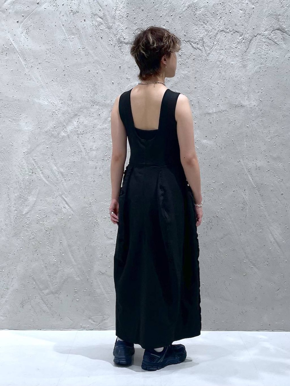 ブラック系のワンピースを着用したレディースの夏コーディネートの3枚目の写真