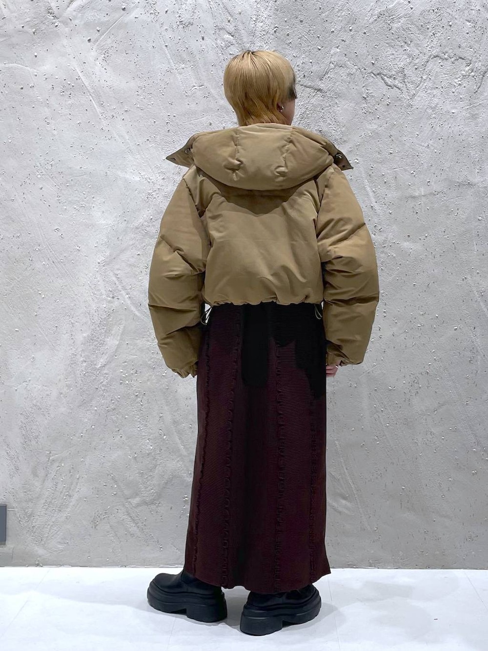 ブラウン系のワンピース、ブラウン系のダウンジャケット/コートを着用したレディースの秋コーディネートの3枚目の写真